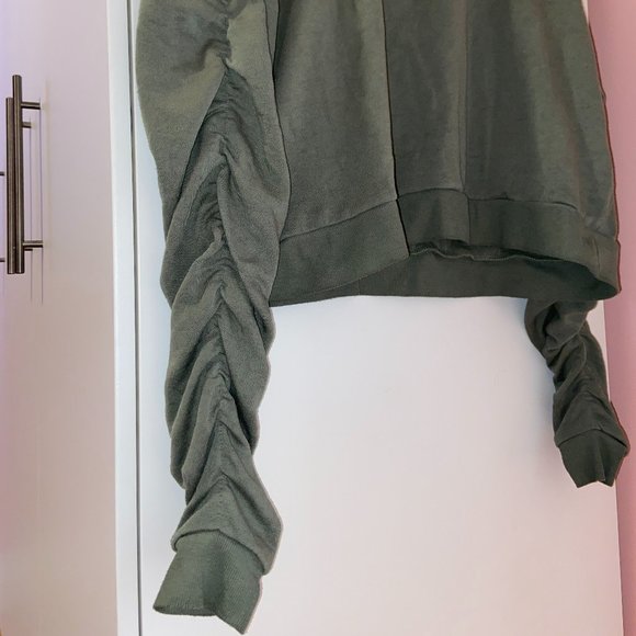 Slight Cropped Sweater || Sage Green - Picture 2 of 5